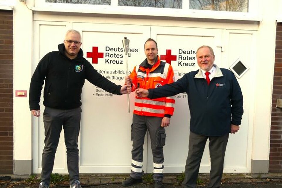 Fackellauf_LVNieSa_KVWittlage1 Ehrenamtliche des KV Wittlage und KV Diepholz mit der DRK-Fackel