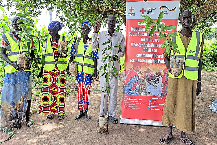 DRK-Projekt im Südsudan Teilnehmer mit Pflanzen