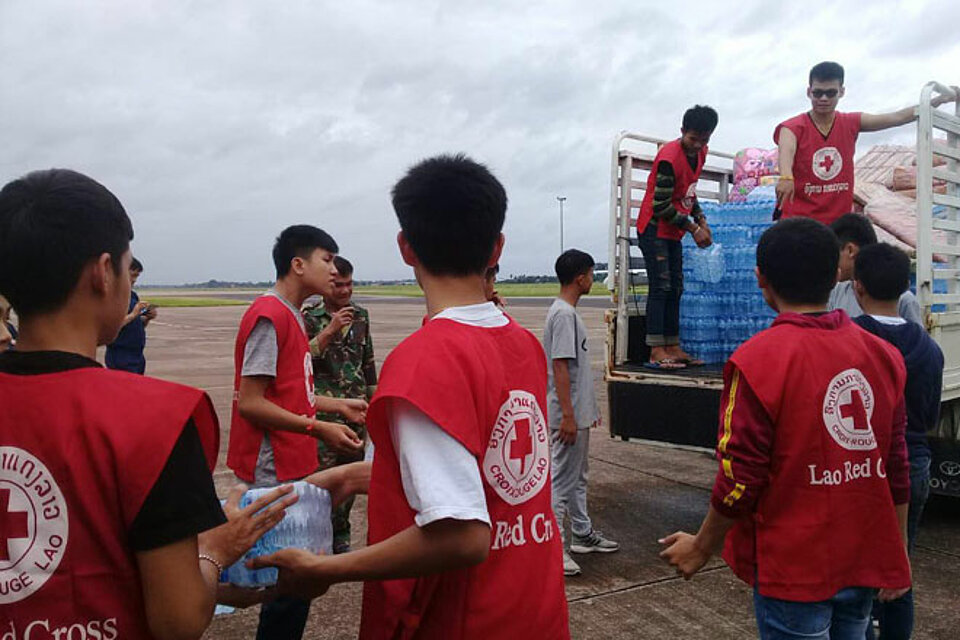 Hilfe nach Dammbruch in Laos Helfer des Laotischen Roten Kreuzes