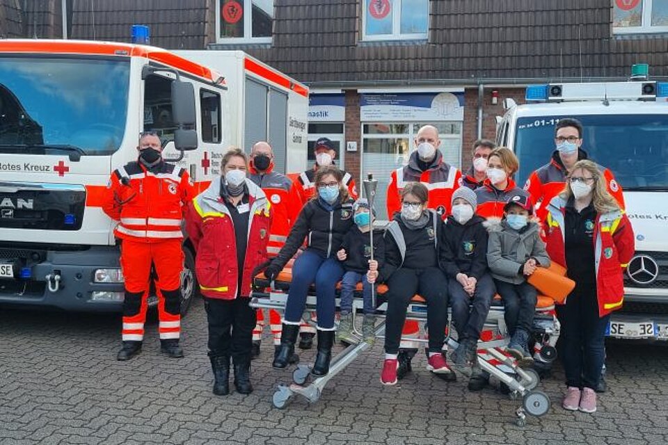 Die DRK Bereitschaft Henstedt-Ulzburg holte die Fackel mit einem Großaufgebot an Fahrzeugen für die Nachtwache in der Katastrophenschutzhalle ab. Die DRK Bereitschaft Henstedt-Ulzburg holte die Fackel mit einem Großaufgebot an Fahrzeugen für die Nachtwache in der Katastrophenschutzhalle ab.