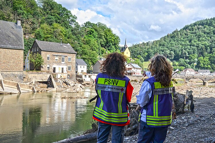 2 Frauen in PSNV-Westen an Flussufer