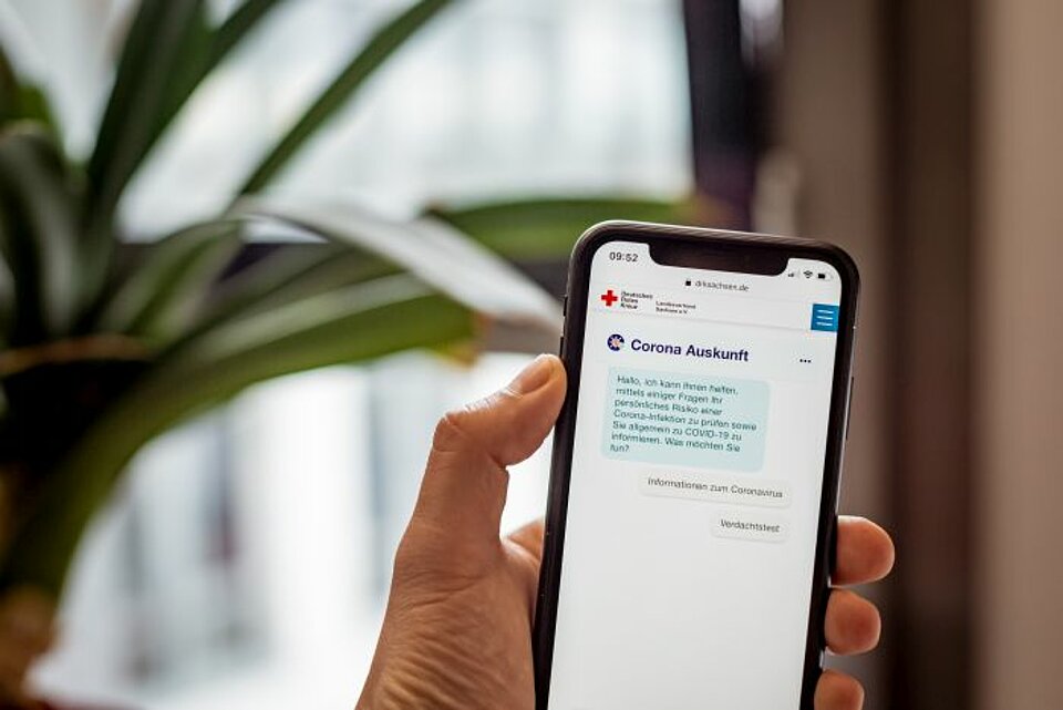 Chatbot DRK Landesverband Sachsen Smartphone mit Chatbot des DRK LV Sachsen