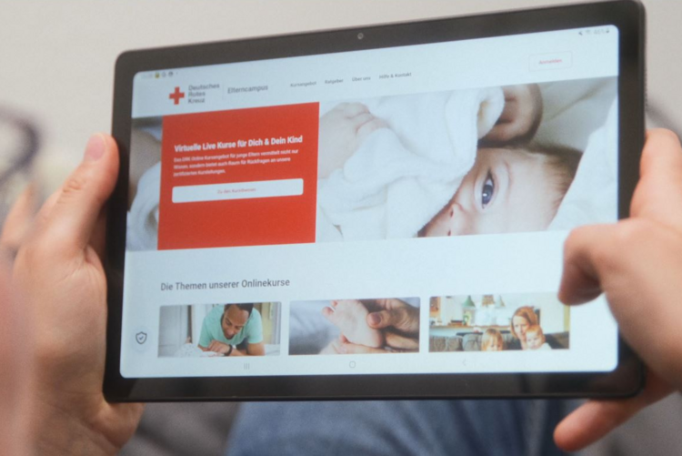 Elterncampus Elterncampus Webseite auf einem Tablet