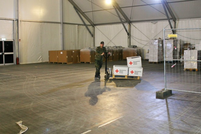 Umzugsarbeiten Bundeswehrsoldat mit DRK-Kartons in Halle
