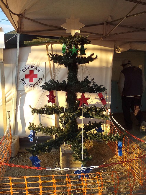 Weihnachtsbaum Geschmückter Nadelbaum im Zelt mit DRK-Logo