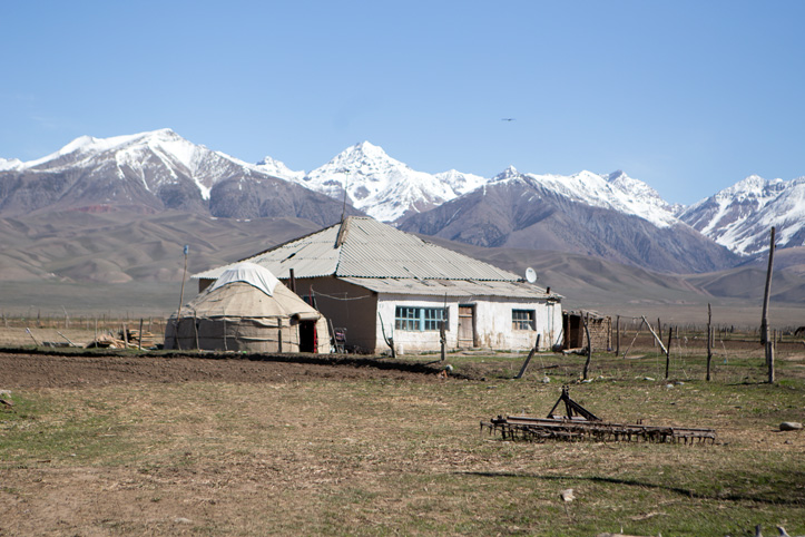 Zuhause mit Aussicht Haus vor schneebedeckten Bergketten