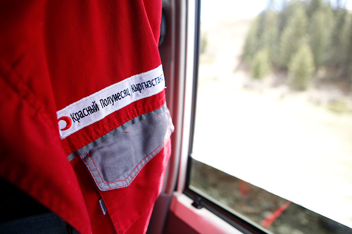 Roter Halbmond Rothalbmond-Jacke am Fenster