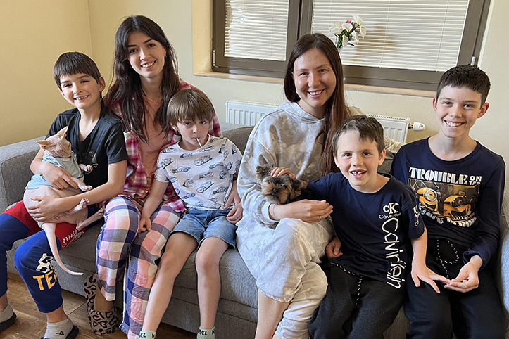 Tetyana & Natella mit Kinder Zwei Frauen und vier Kinder auf Sofa