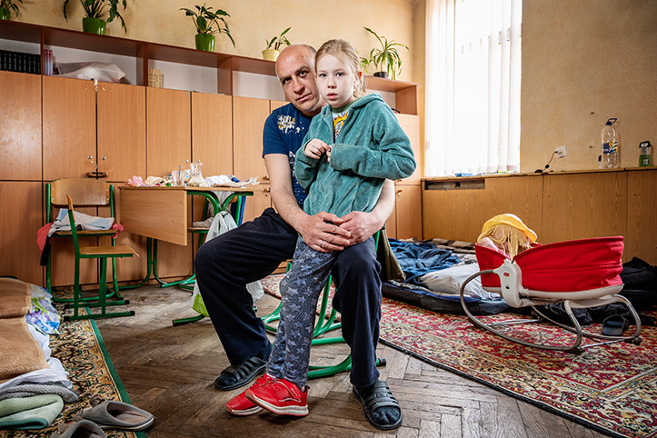 Alexandr und Mascha Mädchen auf Schoß ihres Vaters in Wohnzimmer